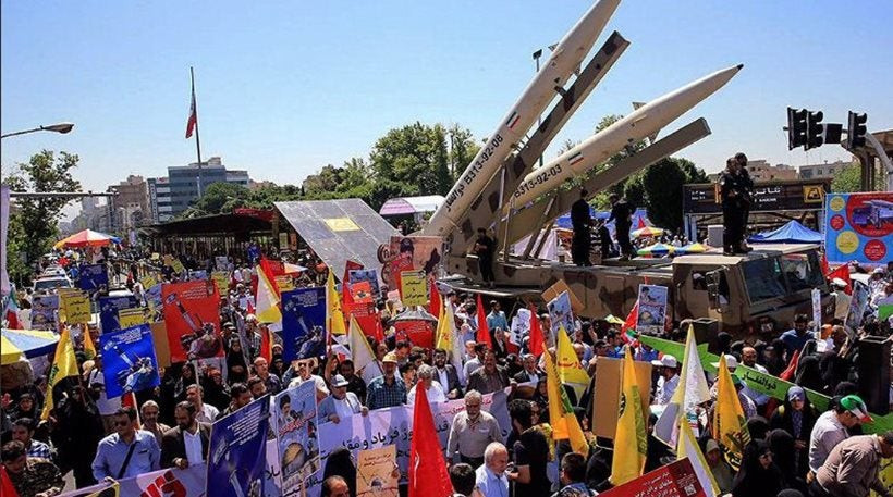 Ανεβαίνει το «θερμόμετρο»: Καίνε αμερικανικές και ισραηλινές σημαίες στο Ιράν